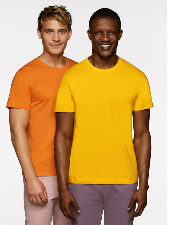 Zwei Männer mit Corporate Fashion, Corporate Wear oder Corporate Kleidung Tshirt