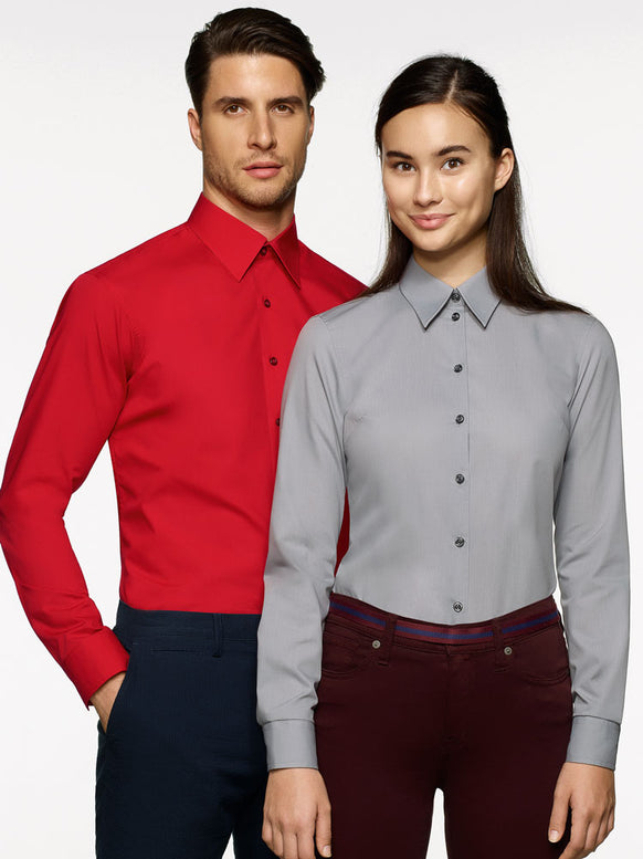 Mann & Frau mit Corporate Fashion, Corporate Wear oder Corporate Kleidung Hemd