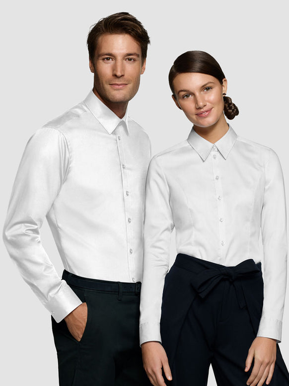 Mann & Frau mit Corporate Fashion, Corporate Wear oder Corporate Kleidung Hemd