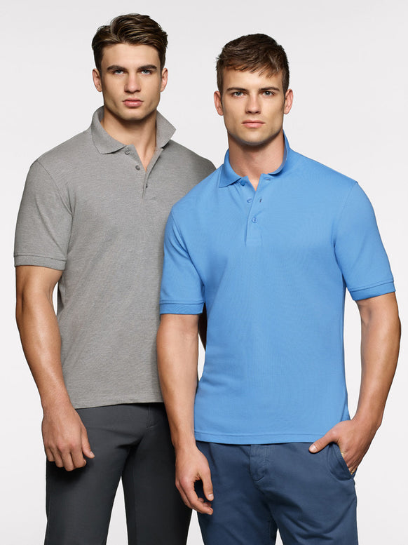 Zwei Männer mit Corporate Fashion, Corporate wear oder Corporate Kleidung Polo Shirt