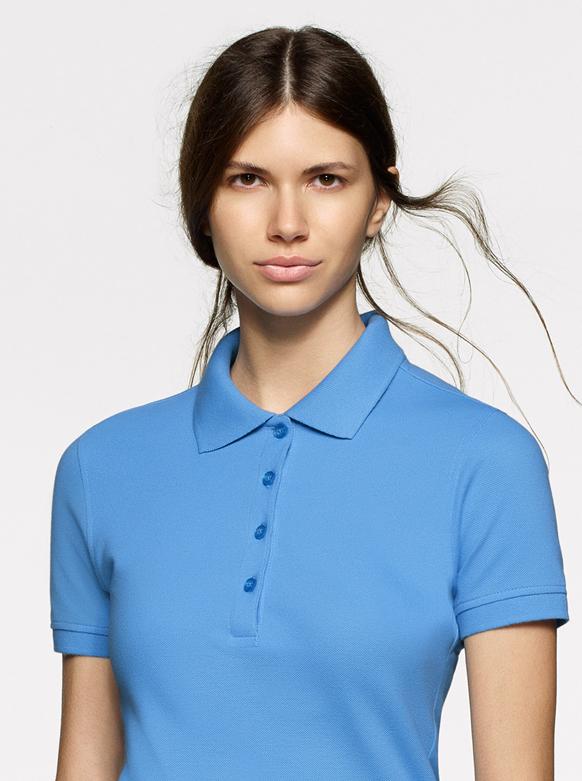 Frau mit Corporate Fashion, Corporate wear oder Corporate Kleidung Polo Shirt