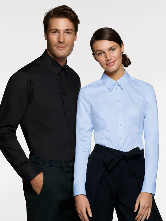 Frau und Mann mit Corporate Fashion, Corporate Wear oder Corporate Kleidung Hemd