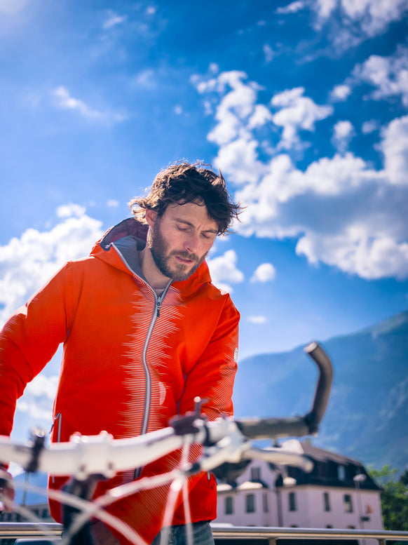 Mann mit Outdoor Bekleidung & Funktionsbekleidung Jacke