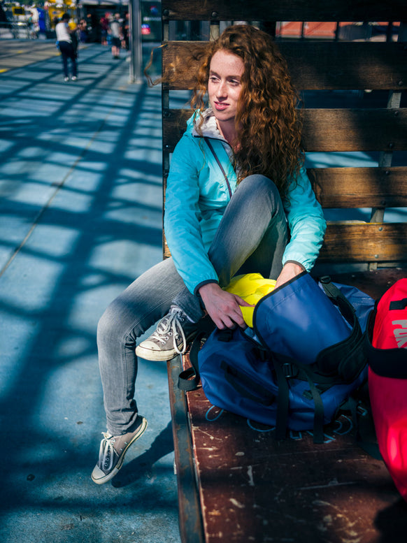 Frau mit Outdoor Bekleidung & Funktionsbekleidung Jacke
