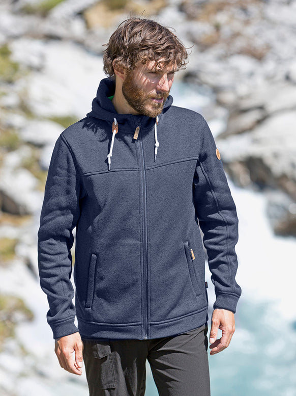 Mann mit Outdoor Bekleidung & Funktionsbekleidung Jacke