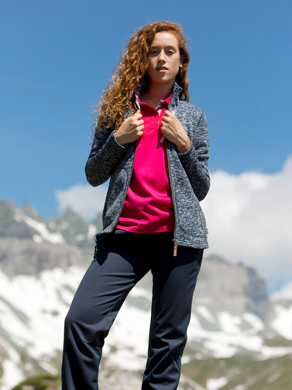 Frau mit Outdoor Bekleidung & Funktionsbekleidung Jacke