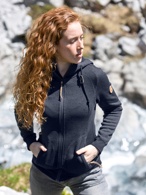 Frau mit Outdoor Bekleidung & Funktionsbekleidung Jacke