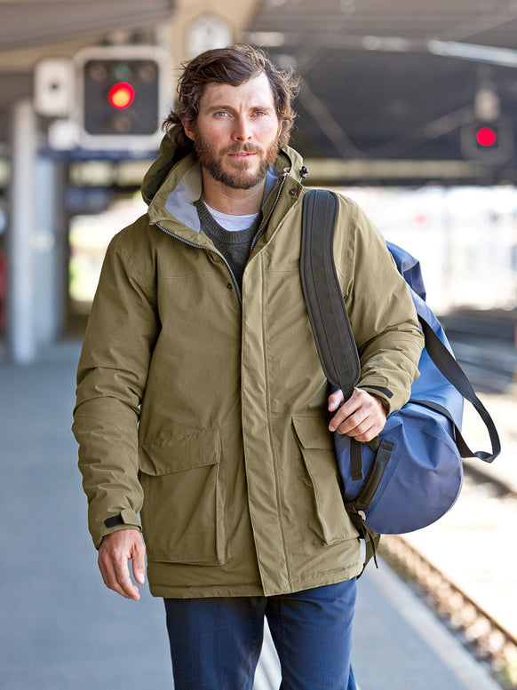 Mann mit Outdoor Bekleidung & Funktionsbekleidung Jacke