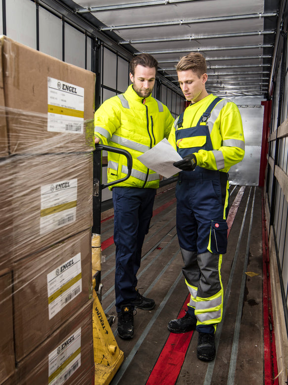 Zwei Männer mit personalisiertem Workwear, Arbeitskleidung bedrucken oder besticken Leuchtkleidung