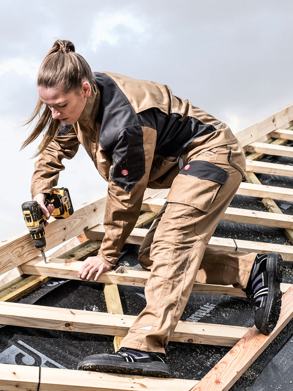 Frau mit personalisiertem Workwear, Arbeitskleidung bedrucken oder besticken Jacke