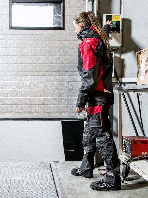 Frau mit personalisiertem Workwear, Arbeitskleidung bedrucken oder besticken Jacke