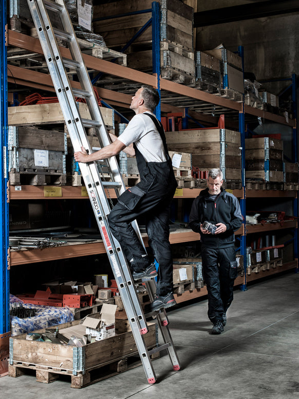 Zwei Männer mit personalisiertem Workwear, Arbeitskleidung bedrucken oder besticken Jacke