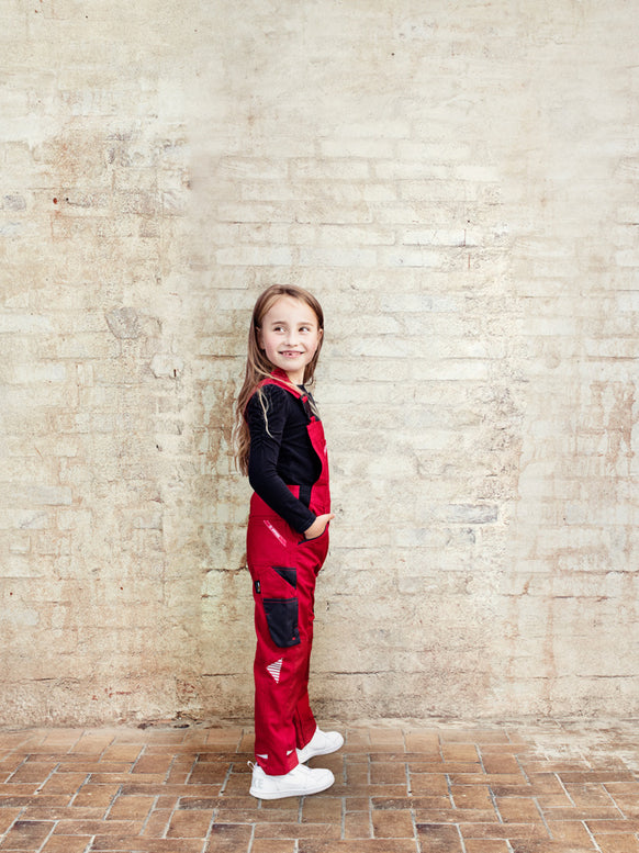 Kind mit personalisiertem Workwear, Arbeitskleidung bedrucken oder besticken Latzhose