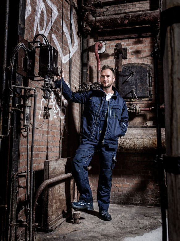 Mann mit personalisiertem Workwear, Arbeitskleidung bedrucken oder besticken Jacke