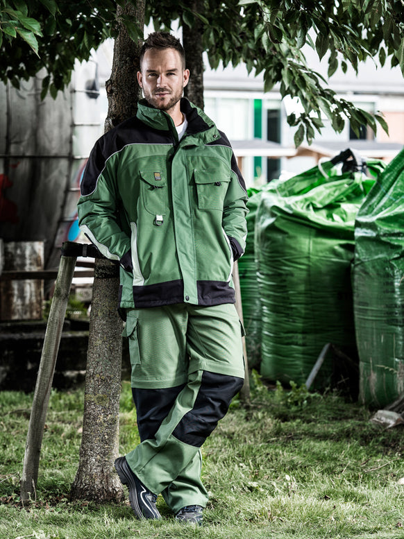 Mann mit personalisiertem Workwear, Arbeitskleidung bedrucken oder besticken Gärtner Kleidung