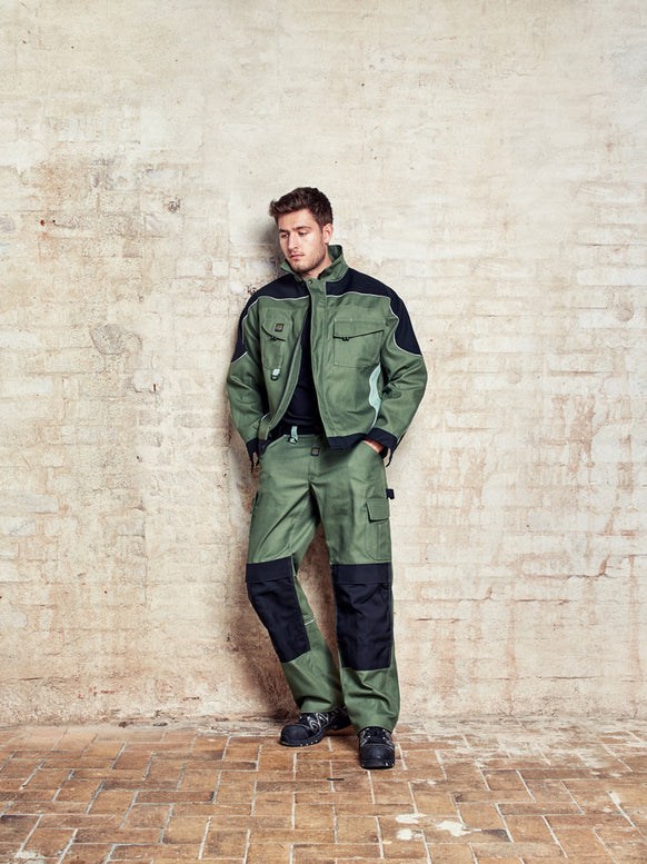 Mann mit personalisiertem Workwear, Arbeitskleidung bedrucken oder besticken Gärtner Kleidung